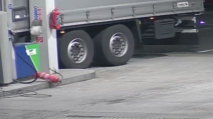 Řidič zboural kamionem benzinku na Prostějovsku